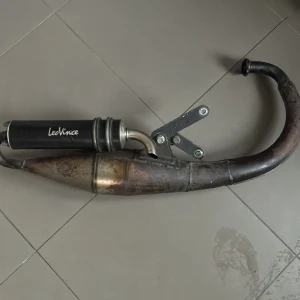 LeoVince TT rör - LeoVince avgassystem för Yamaha slider/bws. Perfekt för dig som är nybörjare eller precis skaffat moppe o vill trimma o leovince är väldigt lätta att stegra med så perfekt om du är nybörjare eller gillar att stegra.jag kan också polera o slippa de så ingen rost är kvar priset kan diskuteras 