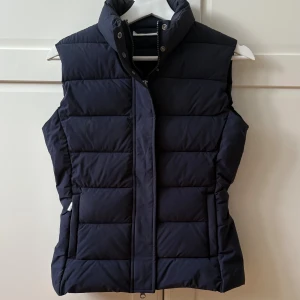 Svart dunväst från PS of Sweden - Snygg svart dunväst från PS of Sweden och passar perfekt i stallet. Storlek S.💞💞