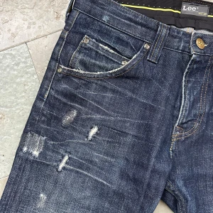 Mörkblå Lee jeans med slitningar - Säljer dessa lee selvedge jeans W29 L32 i väldigt gott skick. Kom med prisförslag 