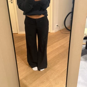 Kostymbyxor - Nästan aldrig använda kostymbyxor från weekday, säljer då dom är för stora. Storlek 40💞
