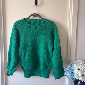 Grön stickad tröja - Handgjord / hand stickad grön tröja med rund halsringning och breda muddar vid ärmslut och nederkant. Tröjan har en loose fit och är perfekt för lager-på-lager under kyliga dagar. Enkel och stilren design som funkar till det mesta.