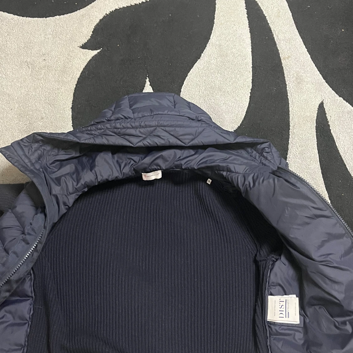 Mörkblå dunväst från Moncler - 1