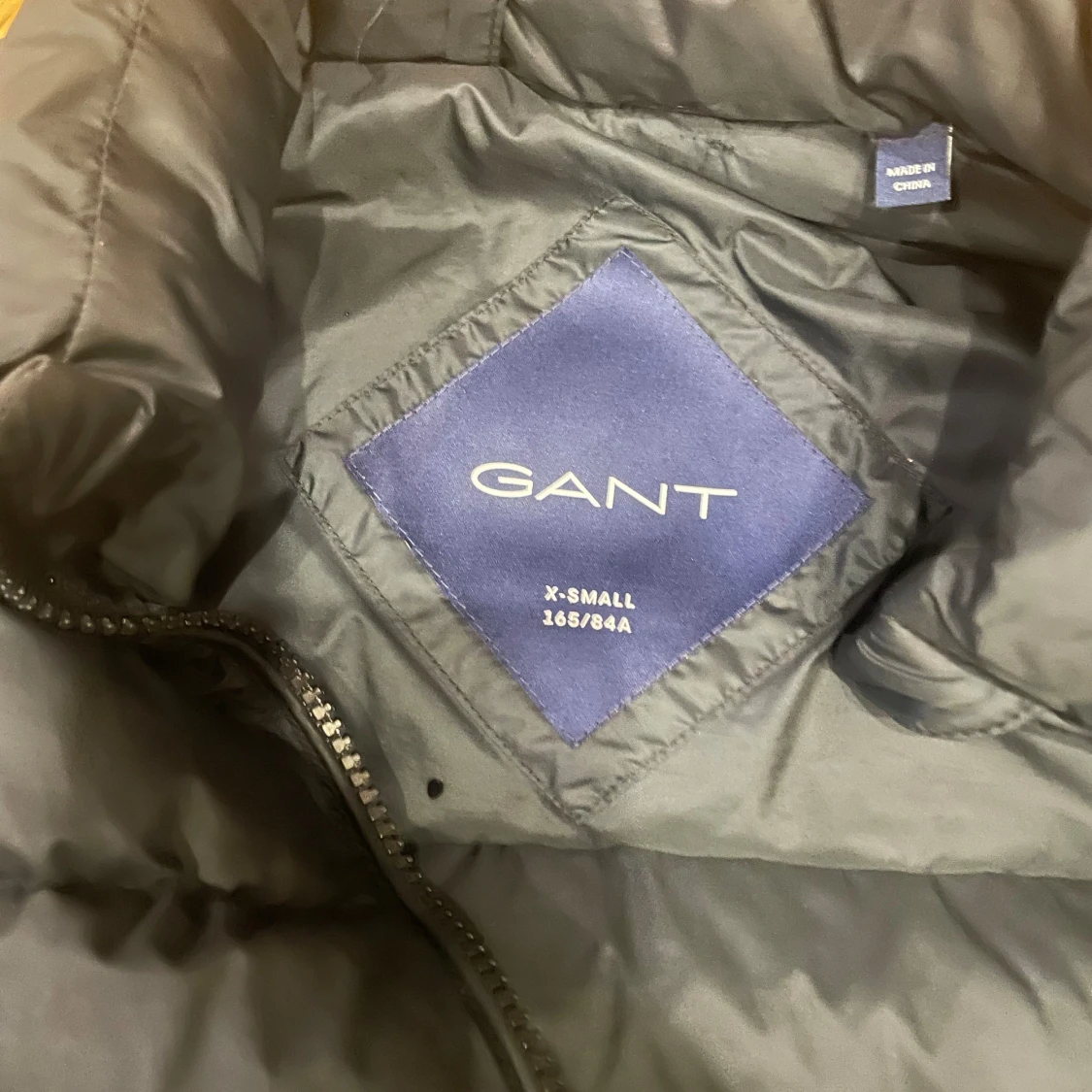 Svart pufferjacka från GANT XS - 3
