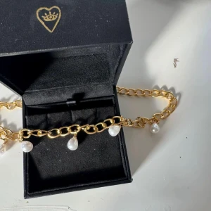 Pärlhalsband Guld  - Snyggt pärlhalsband i guld! 