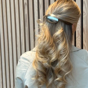 Silverklämma  - Stilrent hårspänne i silverfärg med oval och blank design. Perfekt för att sätta upp håret på ett snyggt sätt och ge frisyren en modern touch. Passar dig som gillar minimalistiska accessoarer med lite extra glans. Gjort av återanvända skedar. 
