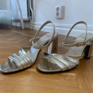 Klackarskor - Jättefina klackarskor i väldigt bra skick, endast använd en gång! Nypris 899, kostar nu 190 kr 🌸