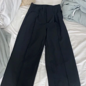 Kostymbyxor - Väldigt högmidjade kostymbyxor från bikbok