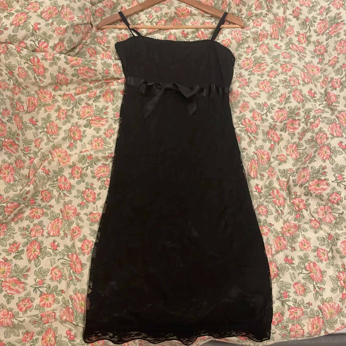 Svart spetsklänning med rosett