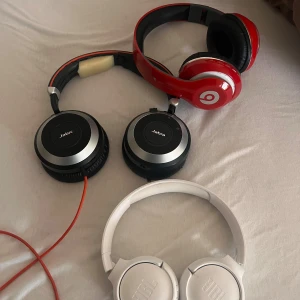 3st Headset. JBL, Jabra, beats  - Den vita JBL funkar korrekt den andra 2 vet jag inget om. 