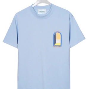 Ljusblå t-shirt från Casablanca - Snygg ljusblå t-shirt från Casablanca med tryck på bröstet i form av en färgglad port och texten 'Casa Blanca'. Klassisk passform och rund halsringning. Perfekt för dig som gillar stilrena plagg med en twist.
