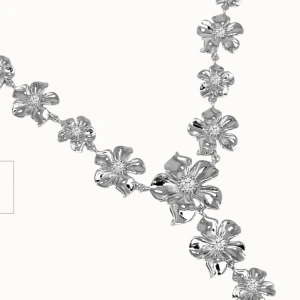 Blommigt silverhalsband från IOAKU  - Supersnyggt halsband i silverfärg från IOAKU med blommor i hela kedjan. Blommorna har detaljerade kronblad och glittrande mitt, vilket ger ett lyxigt och trendigt intryck. Perfekt för dig som vill sticka ut med något unikt och feminint. Det är helt nytt och ser helt ny ut!!