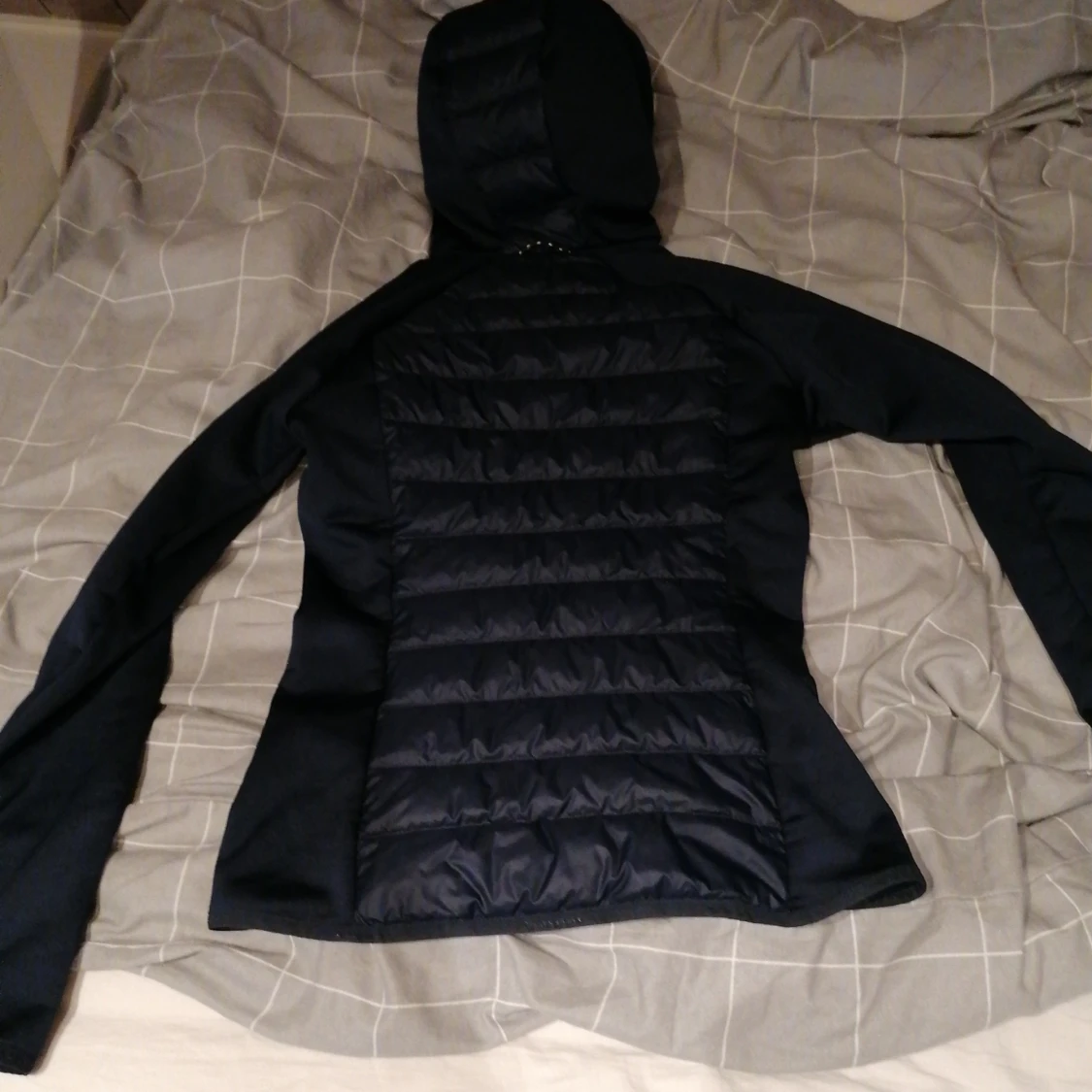 Svart hybrid Peak Performance jacka - 1