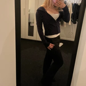 Mörkblå hoodie från Gina Tricot - Säljer en mörkblå hoodie från Gina Tricot med dragkedja framtill och huva. Tröjan är croppad och har långa ärmar. Inga defekter använt fåtal gånger.