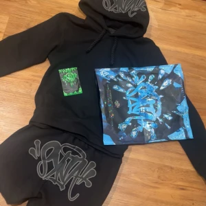 Syna world tracksuit - Hej säljer en ny Syna world tracksuit och har använt den bara för att testa Storleken är S färgen är svart