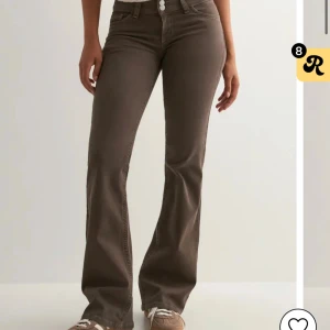 Jeans brun från Nelly  - Jättesnygga jeans från Nelly, testade och använda Max 2 gånger så nästan ny skick. Köpta för 699