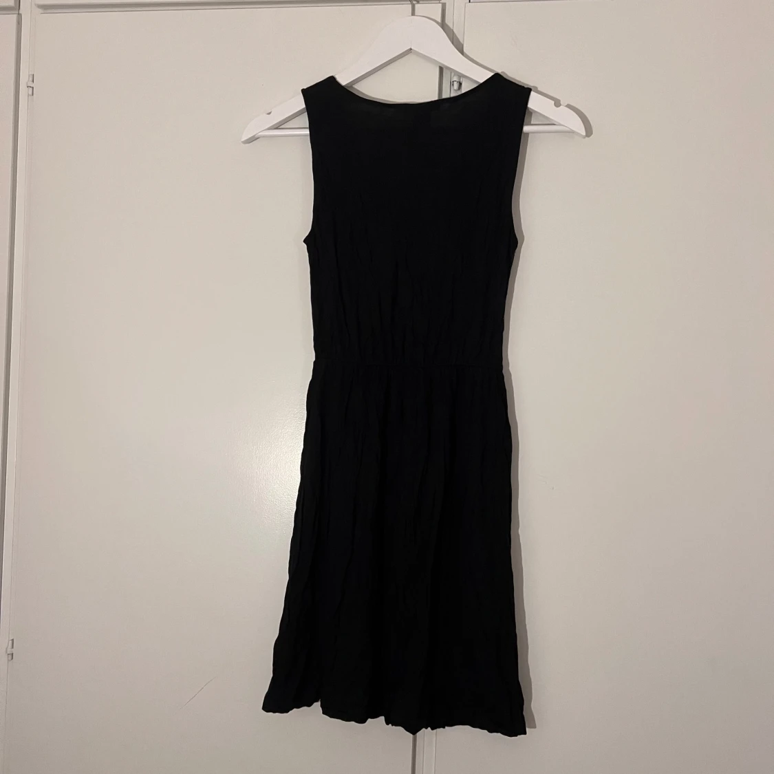 Svart ärmlös klänning från H&M - 1