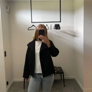 Svart kappa - Från Gina Young. Stl 158/164 sitter som en xs