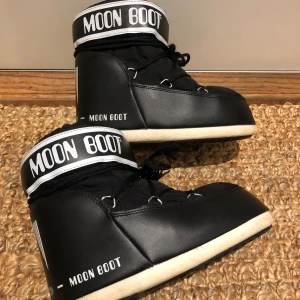 Svarta Moon Boot vinterstövlar - Underbara Moon Boots i den låga modellen  perfekta till vintern. Skyddar bra både mot kyla och regn❄️ Köpta på Zalando för 2055kr.  Storlek 39/41.   Använda två vintrar men i mycket fint skick🍁 Hör av er vid frågor!