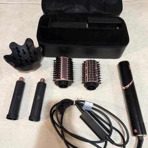 Multistyler hårverktyg med tillbehör - Säljer en Shark flexstyle då den inte kommer till användning. Har endast använt de runda borstdelarna någon enstaka gång. Annars helt ny.   Alla 5 verktyg ingår. två rundborstar, två locktillbehör, diffuser och förvaringsväska.   Fraktar gärna.  Ordinarie pris : 4299kr