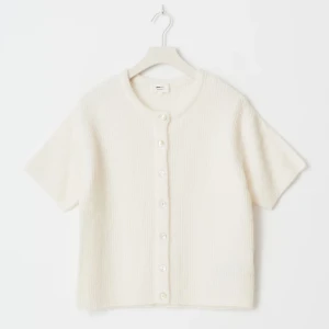 Vit kortärmad kofta från Gina Tricot - Superfin vit kofta från Gina Tricot med korta ärmar och rund hals. Koftan är stickad och har knappar framtill, perfekt att slänga över ett linne. Mjuk och skön, passar till både jeans och kjol.