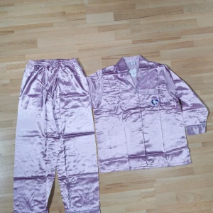 Snoopy satin pyjamas  - Nya Snoopy satin pyjamas i 2 delar               stl 38 /40 