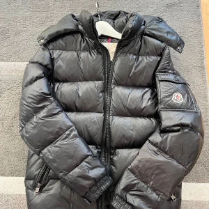 Moncler maya - Tjena sugen på en snygg och skön vinter jacka? Då har ni hittat rätt säljer nu min moncler maya pris skic 9,5/10 skicka priser ! BARA SERIÖSA KÖPARE !!! 