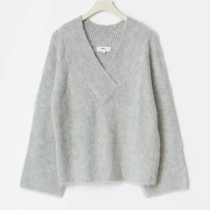 Stickad tröja  - Jättemysig stickad tröja från Gina tricot! Endast använd två ggr, perfekt att ha nu när det börjar bli kallt ute💕💕stl xs, köpt för 499 o säljer för 299