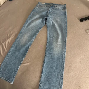 Levi's 501 ljusblå jeans W30 L34 - Klassiska Levi's 501 jeans i ljusblå denim med raka ben och femficksmodell. Använda 1 gång så nyskick! Straight leg 
