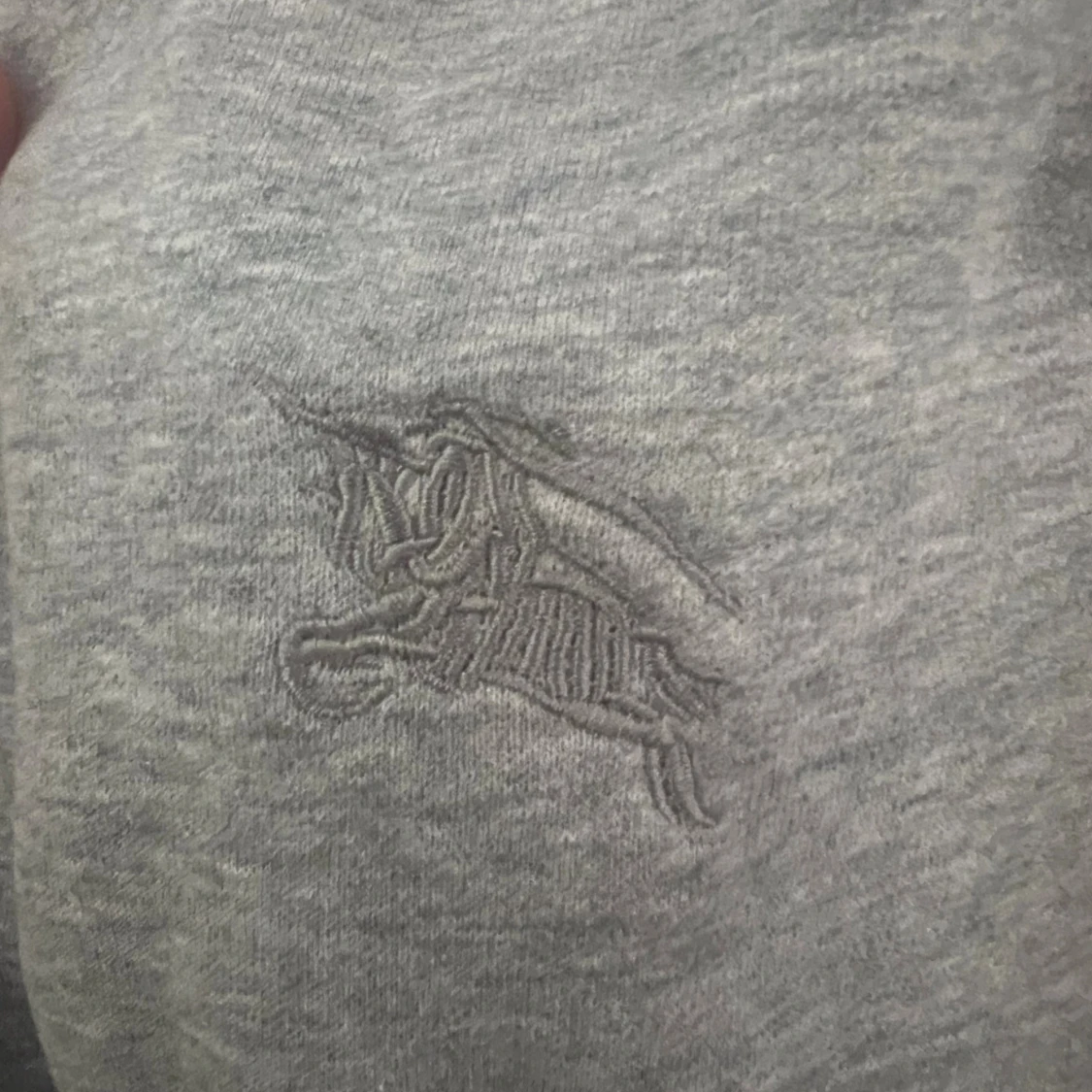 Grå hoodie från Burberry med dragkedja - 2