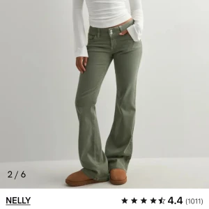 Gröna jeans Nelly storlek 34 - Säljer dessa jättesnygga ”stitch” jeans från Nelly i storlek 34 (nypris 699kr). Jeansen har endast använts 2 gånger men jag säljer för att dom är lite för långa för mig. Dom har ytters lite slitage allra längst ner vid hälen. Jag är 160 cm lång, skriv privat för fler bilder!