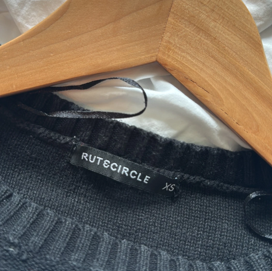 Svartvit stickad tröja från Rut&Circle - 2