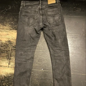 Svarta grå från Tiger of Sweden - Snygga grå jeans från Tiger of Sweden med klassisk femficksdesign och bra passform. Jeansen har en skön grå wash och är stretchiga och bekväma.