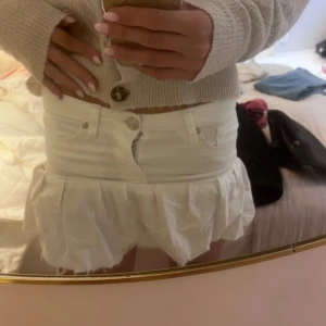 Vit kjol  - Jätte fin vit kjol egensydd men snyggt sydd och det syns ej❤️ hör av er för frågor