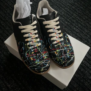 Maison Margiela Gats - Tjena säljer dessa unika dojor med färgstänk. Dessa är i väldigt bra skick endast använda ett par gånger med omsorg.  Ny pris 8000kr  Dessa är i storlek 45.