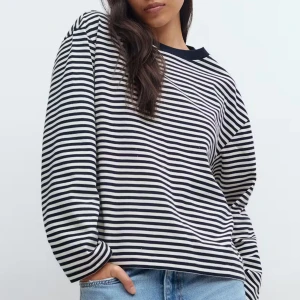 Gina Tricot randig långärmad tröja - Helt ny, endast testad, men var tyvärr för stor för mig. Lappar kvar, ingen foundation eller sånt på. Testar sälja eftersom returen kostar. 