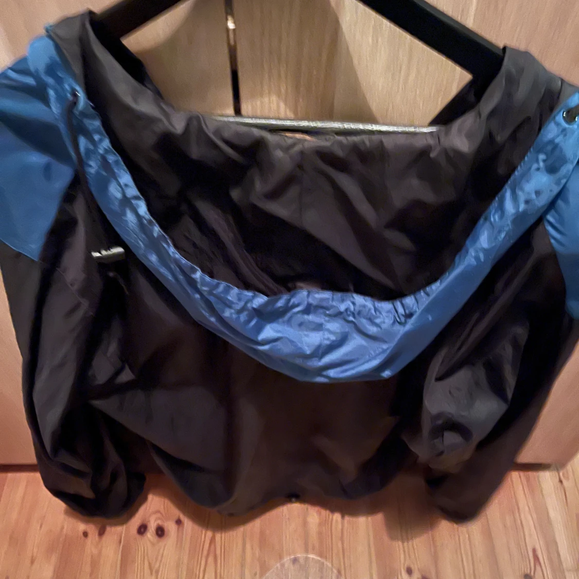 Blå och svart vindjacka från Colors - 1