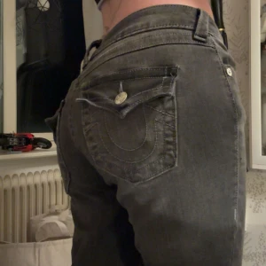 Low waist true religion jeans - Joey low rise flare jeans från true religion i färgen black denim. Storlek 29. Jag är 173cm lång och dom går ända ner till marken när jag har på mig dom. Skriv för fler bilder eller frågor!