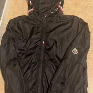 Moncler jacka  - Helt ny moncler jacka aldrig använd för den passade ej mig. Moncler logon på ena sida av armen. Priset går o diskutera 