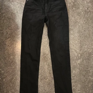 Zara jeans  - Ett par svarta Zara jeans i fint skick, storlek 36