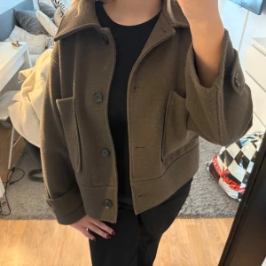 Kappahl kappa - Kort brun kappa från Kappahl i storlek M💞 270kr 