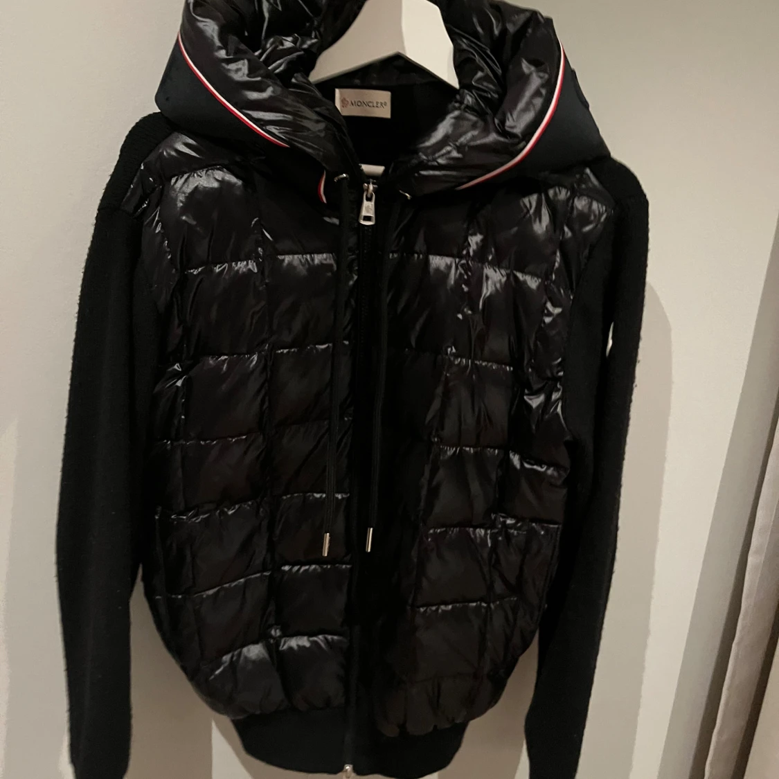 Svart quiltad pufferjacka från Moncler