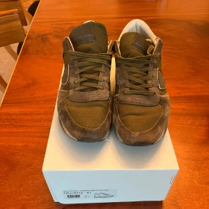 Philippe Model trainers  olivgröna sneakers herr 41 - Snygga sneakers från Philippe Model i olivgrönt tyg och mocka med vita detaljer på hälen. Skorna har snörning, rund tå och en unik mönstrad sula. Perfekta för dig som gillar trainers och vill ha något som sticker ut. Hör av vid frågor/bilder på skorna!! Priset går ned vid snabbaffär!!!