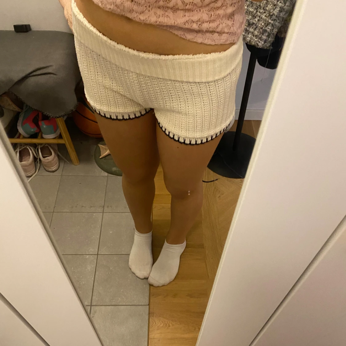 Stickade vita shorts med svart kant