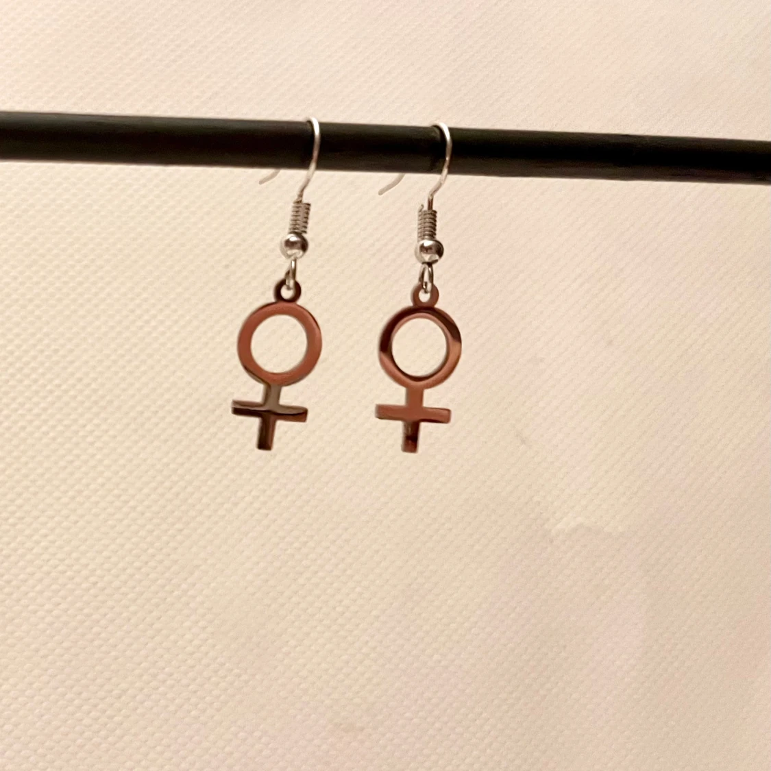 Feminist örhängen silver imitation kvinnosymbolen - 1