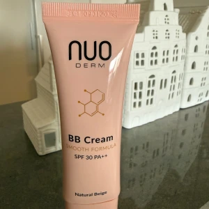 NUO Derm BB Cream Natural Beige - •NUO DERM BB Cream i nyansen Natural Beige med SPF 30 PA++.  •Smooth Formula. •Helt ny! •Utg.datum 2028. 50 ml. Made in Korea