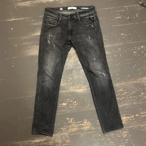 Replay jeans - Säljer ett par snygga replay anbass jeans med slitningar, dom är i riktigt bra skick utan defekter. Vid frågor är det bara att skriva🙌🏻 (storlek w30 L32) egentligen L34 men sydda till 32