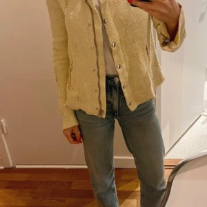 IRO jacka - IRO Agnette Distressed Tweed Jacket i jättebra skick då den är väldigt sparsamt använd. Färgen är ljust gul och slitningarna ni ser är så som jackan är designad. 