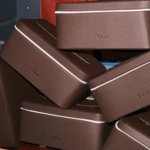 Limited edition  CAIA julkalender 2025 *slutsåld överallt* - SKICKAS INOM 1h Räkna ner till jul med 29 produkter i full-size, fördelade i 24 påsar, med ett sammanlagt värde på 8505 SEK. Kalendern kommer i ett elegant, användningsbart beauty case och bjuder på en handplockad mix av smink, hudvård, kroppsvård, hårvård och accessoarer — med 8 helt nya produkter och 8 nya nyanser och dofter. En magisk skönhetsresa att upptäcka dag för dag