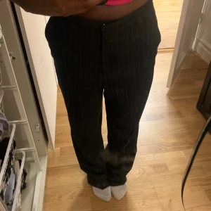 Snygga kostymbyxor  - Säljer dessa skit snygga kostymbyxor som tyvärr är för stora för mig. Fått dem av en annan person men aldrig använt dem. Byxorna är i från H&M. Jag skulle säga att dem passar någon som är ungefär 162-167 beroende på hur man vill att dem ska sitta i längden. Hör av dig för mer information ❤️
