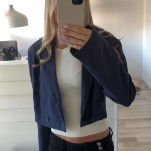 Croppad kavaj - Kort kavaj med lappen kvar💙